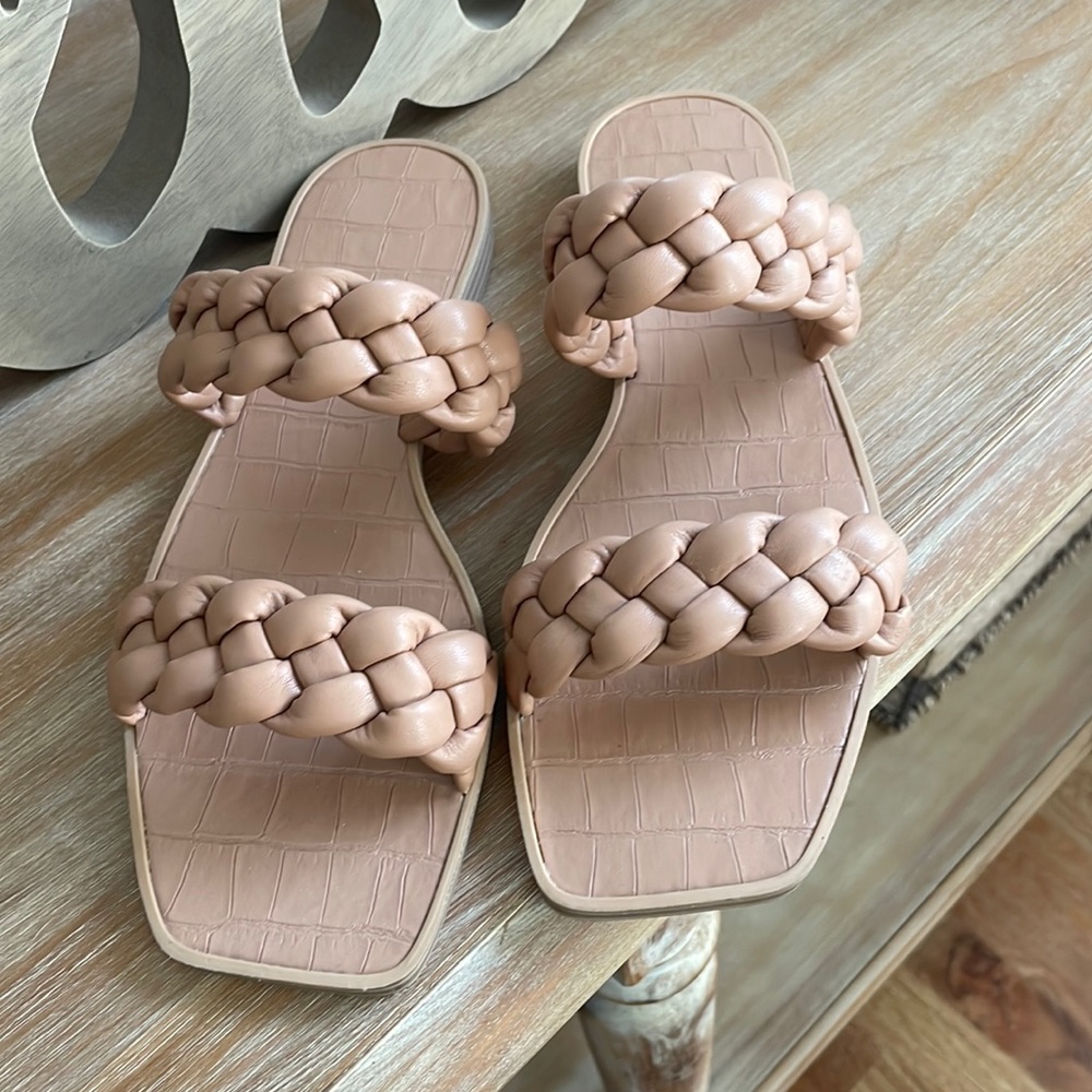 Purchased off of Amazon, never worn as they are a bit too big.